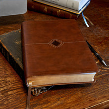 Load image into Gallery viewer, Biblia cronológica RVR60 día por día símil piel marrón