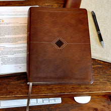 Load image into Gallery viewer, Biblia cronológica RVR60 día por día símil piel marrón