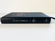 Load image into Gallery viewer, Biblia RVR60 Tamaño manual Letra grande - Tapa dura Cruz