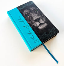 Load image into Gallery viewer, Biblia RVR60 Tamaño manual Letra grande - Tapa dura tela León