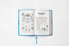 Cargar imagen en el visor de la galería, Biblia para niños NVI - Imitación piel azul