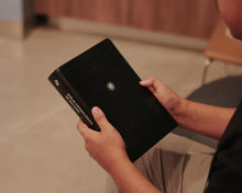 Cargar imagen en el visor de la galería, Biblia Cronológica de Estudio, NBLA, Interior a Cuatro Colores, Cuero suave