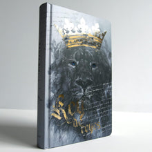 Cargar imagen en el visor de la galería, Biblia RVR 1960, León Rey de Reyes, Letra Grande, Tapa dura