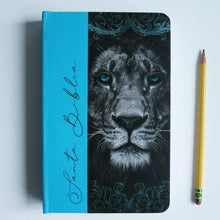 Load image into Gallery viewer, Biblia RVR60 Tamaño manual Letra grande - Tapa dura tela León