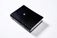 Cargar imagen en el visor de la galería, Biblia Cronológica de Estudio, NBLA, Interior a Cuatro Colores, Cuero suave