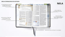 Cargar imagen en el visor de la galería, Biblia Cronológica de Estudio, NBLA, Interior a Cuatro Colores, Cuero suave