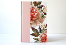 Load image into Gallery viewer, Biblia Reina Valera 1960 letra grande. Tapa Dura, Tela rosada con flores, tamaño manual