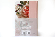 Load image into Gallery viewer, Biblia Reina Valera 1960 letra grande. Tapa Dura, Tela rosada con flores, tamaño manual