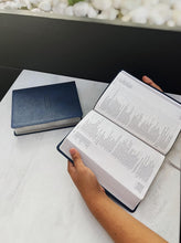 Cargar imagen en el visor de la galería, Biblia NVI, Revisión 2022, Una columna con referencias, Leathersoft, Navy