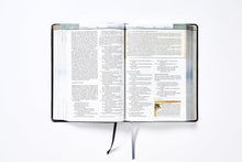 Cargar imagen en el visor de la galería, Biblia Cronológica de Estudio, NBLA, Interior a Cuatro Colores, Cuero suave