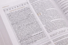 Cargar imagen en el visor de la galería, Biblia de estudio para mujeres RV60 - Tela verde