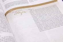 Load image into Gallery viewer, Biblia Reina Valera 1960 de Estudio para Mujeres. Símil piel, Chocolate