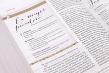 Cargar imagen en el visor de la galería, Biblia de estudio para mujeres RV60 - Tela verde