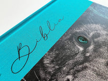 Load image into Gallery viewer, Biblia RVR60 Tamaño manual Letra grande - Tapa dura tela León