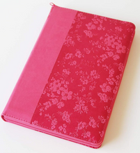 Cargar imagen en el visor de la galería, Biblia RVR60 Letra grande Símil piel fucsia