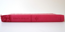 Cargar imagen en el visor de la galería, Biblia RVR60 Letra grande Símil piel fucsia