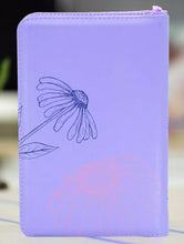 Cargar imagen en el visor de la galería, Biblia Reina Valera 1960 Lila en Tamaño y Letra Mediana con Cremallera