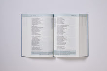 Cargar imagen en el visor de la galería, Biblia de estudio Teología Bíblica NVI - Tapa Dura