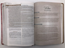 Cargar imagen en el visor de la galería, Biblia de estudio para la mujer Piel Italiana