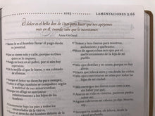 Cargar imagen en el visor de la galería, Biblia de estudio para la mujer Piel Italiana