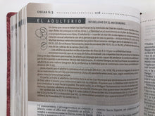 Cargar imagen en el visor de la galería, Biblia de estudio para la mujer Piel Italiana