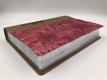 Cargar imagen en el visor de la galería, Biblia de estudio para la mujer Piel Italiana