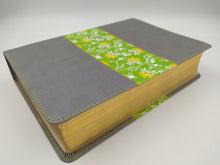 Cargar imagen en el visor de la galería, Biblia de estudio Diario vivir NTV Sentipiel Gris-Verde