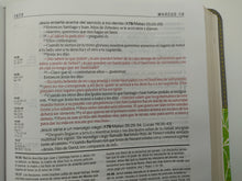 Cargar imagen en el visor de la galería, Biblia de estudio Diario vivir NTV Sentipiel Gris-Verde