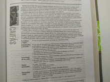 Cargar imagen en el visor de la galería, Biblia de estudio Diario vivir NTV Sentipiel Gris-Verde