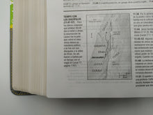 Cargar imagen en el visor de la galería, Biblia de estudio Diario vivir NTV Sentipiel Gris-Verde