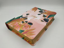 Cargar imagen en el visor de la galería, Biblia Centrada en Cristo floral símil piel