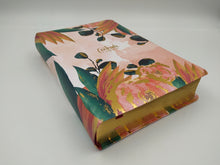 Cargar imagen en el visor de la galería, Biblia Centrada en Cristo floral símil piel