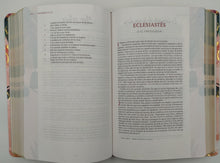 Cargar imagen en el visor de la galería, Biblia Centrada en Cristo floral símil piel