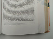 Cargar imagen en el visor de la galería, Biblia Centrada en Cristo floral símil piel