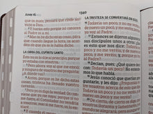 Cargar imagen en el visor de la galería, Biblia RVR60 Letra Súper Gigante café símil piel con índice y solapa
