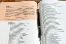 Load image into Gallery viewer, Biblia cronológica RVR60 día por día tapa dura