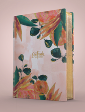 Cargar imagen en el visor de la galería, Biblia Centrada en Cristo floral símil piel