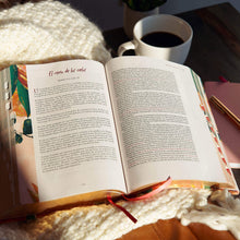 Cargar imagen en el visor de la galería, Biblia Centrada en Cristo RVR60 símil piel con índice