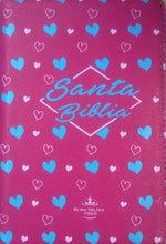 Cargar imagen en el visor de la galería, Biblia RVR60 Fucsia con corazones y cierre | Biblias en Colombia | Sociedad Bíblica Colombiana