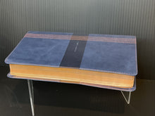 Cargar imagen en el visor de la galería, Biblia Ultrafina Letra Grande Azul NBLA