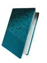 Cargar imagen en el visor de la galería, Biblia Mujer Verdadera NBLA - Imitación Piel