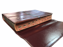 Cargar imagen en el visor de la galería, Biblia RVR60 Letra Súper Gigante café símil piel con índice y solapa