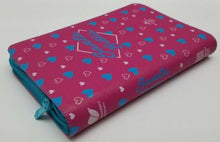 Cargar imagen en el visor de la galería, Biblia RVR60 Fucsia con corazones y cierre