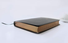 Load image into Gallery viewer, Biblia RVR60 Letra Grande Tamaño Manual Negro Tierra Santa
