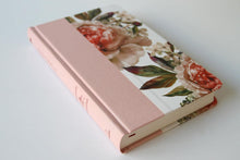 Cargar imagen en el visor de la galería, Biblia Reina Valera 1960 letra grande. Tapa Dura, Tela rosada con flores, tamaño manual
