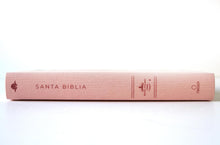 Cargar imagen en el visor de la galería, Biblia Reina Valera 1960 letra grande. Tapa Dura, Tela rosada con flores, tamaño manual
