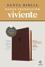 Cargar imagen en el visor de la galería, Biblia NTV de referencia en la columna central (Letra grande con Filament, SentiPiel, Café, Letra Roja)
