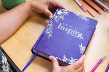 Cargar imagen en el visor de la galería, Biblia Inspira NTV (Tapa dura de SentiPiel, Lavanda, Morada)
