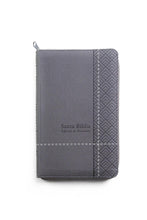 Load image into Gallery viewer, Biblia RVR60 Tamaño Manual -Gris Símil piel con índice y cierre
