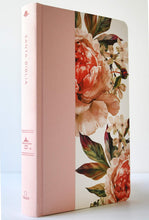 Cargar imagen en el visor de la galería, Biblia Reina Valera 1960 letra grande. Tapa Dura, Tela rosada con flores, tamaño manual
